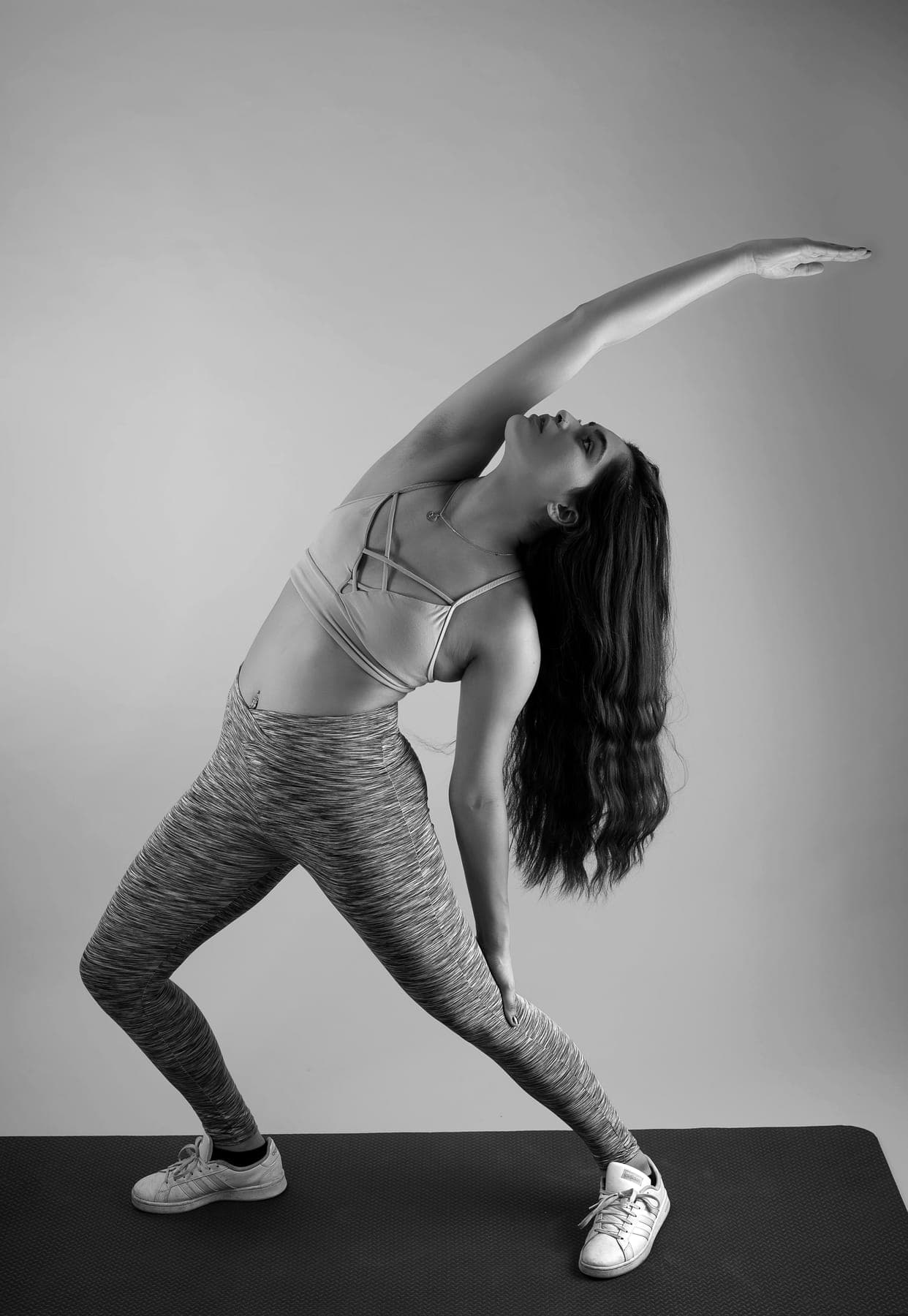 Alumna estirando en una postura de yoga